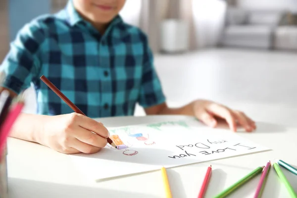 Little boy drawing greeting card on table. Father's day concept — Stock Photo, Image