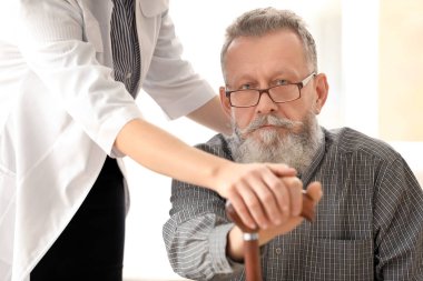 Komuta sizde ve genç caregiver üzerinde baston, closeup elele