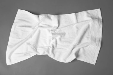 Yumuşak terry havlu üzerinde gri arka plan, üstten görünüm