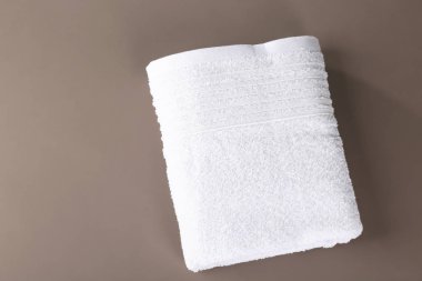 Yumuşak terry havlu üzerinde renk arka plan, üstten görünüm