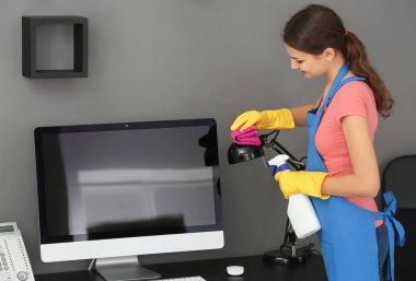 Genç kadın temizlik ofisi