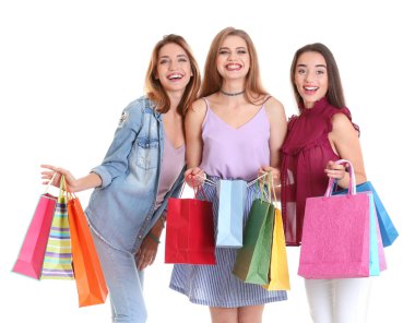Genç kadınlarla mutlu beyaz arka plan üzerinde alışveriş torbaları