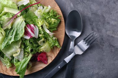 Plaka gri tablo, üstten görünüm taze salata ile