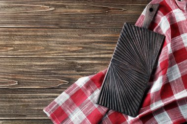 Temiz mutfak havlusu ve tahta üzerinde ahşap masa, üstten görünüm