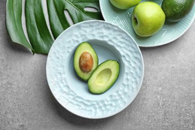 Gri arka plan üzerinde meyve listesi