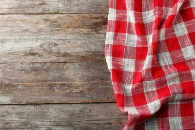 Damalı mutfak havlusu ahşap tablo