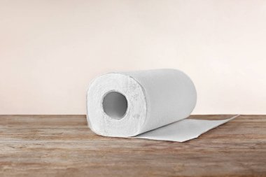 Tablo karşı açık renkli rulo kağıt havlu