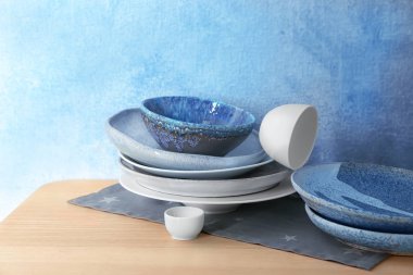 Dishware renk duvara ahşap tablo ayarlama