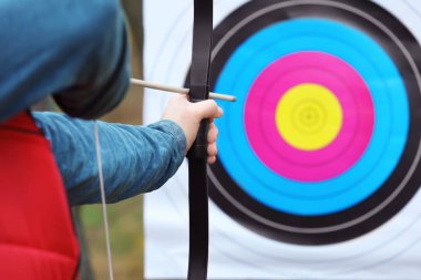 Okçuluk pratik kadın