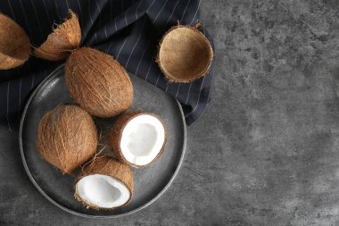 Gri arka plan üzerinde olgunlaşmış hindistancevizi ile tepsi