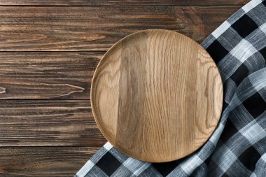 Plaka ve Damalı mutfak havlu üzerinde ahşap masa, üstten görünüm