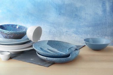Dishware renk duvara ahşap tablo ayarlama