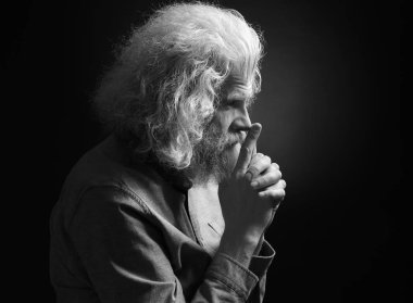 Koyu arka plan, siyah beyaz etkisi üzerinde rahat kıyafetler içinde Komuta sizde