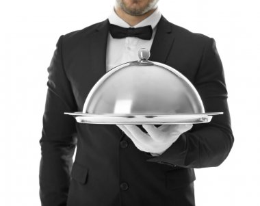 Garson metal tepsi ve cloche beyaz arka plan üzerinde