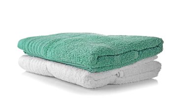 Beyaz arka plan üzerinde yumuşak terry havlu