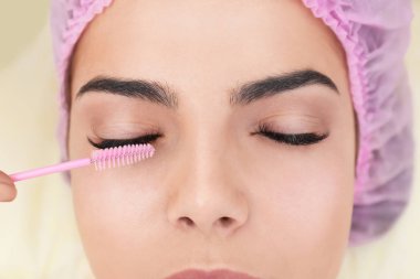 Genç kadın kirpik uzantıları yordamı, closeup geçiyor