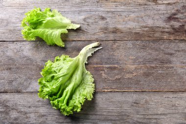 Taze yeşil salata yaprakları ahşap tablo