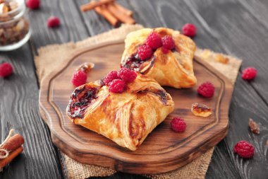 Lezzetli puf hamur işleri ve ahududu tablo üzerinde kurulu