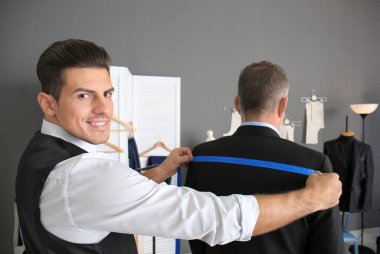 Atelier ölçümlerde alarak müşterinin terzi