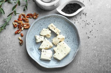 Plaka gri arka plan üzerinde peynir ile