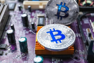 Pc anakart, closeup üzerinde gümüş bitcoins