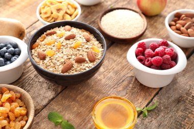 Yulaf ezmesi gevreği ve ahşap arka plan üzerinde birçok farklı soslar