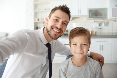Baba ile oğlu selfie mutfakta alarak