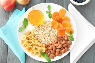 Tabak yulaf ezmesi gevreği ve ahşap zemin üzerine Topingler ile