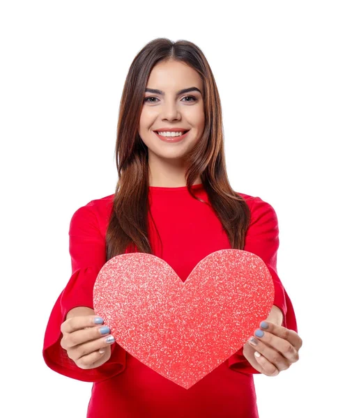 Mujer joven romántica con corazón de papel sobre fondo blanco —  Fotos de Stock