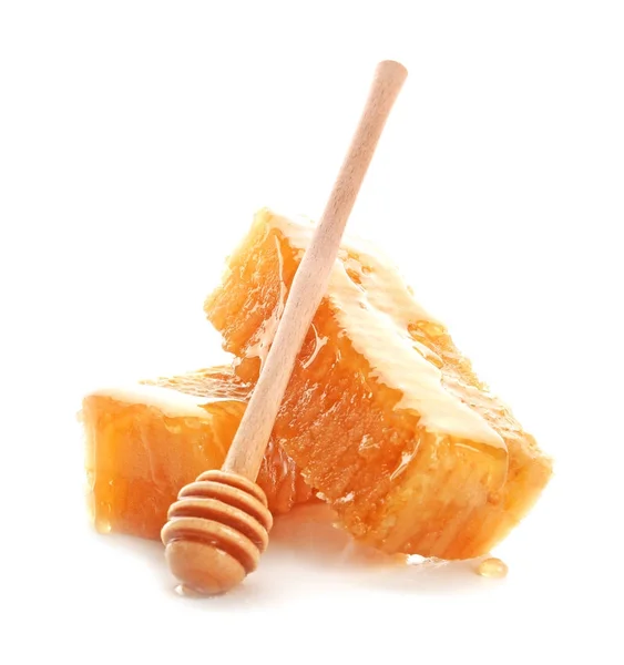 Favos de mel frescos com mergulhador de madeira no fundo branco — Fotografia de Stock