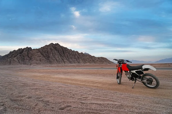 Modern motorcycle in desert — Stock Photo, Image
