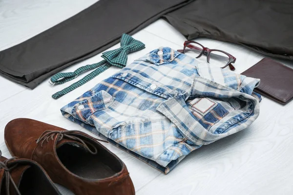 Conjunto de roupas e acessórios hipster em fundo claro — Fotografia de Stock