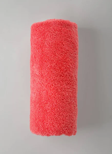 Ręcznik frotte walcowane na jasnym tle — Zdjęcie stockowe