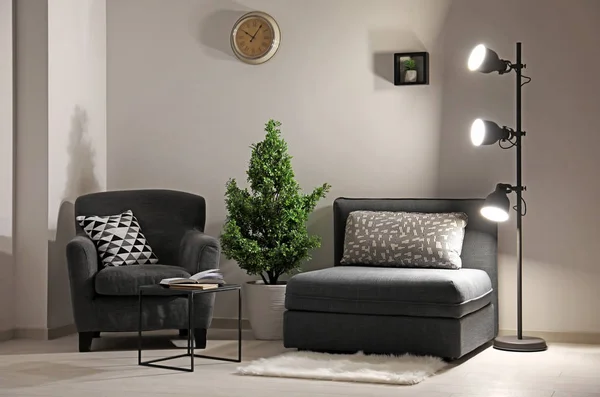 Elegáns nappaliban kényelmes fotel és kanapé szakasz belső — Stock Fotó
