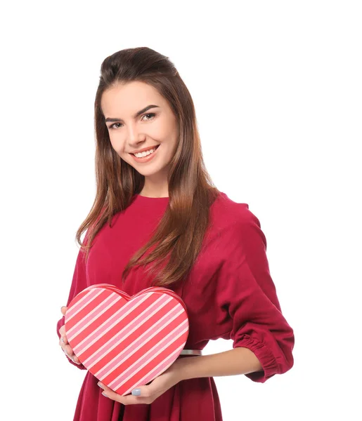 Hermosa joven con regalo para el Día de San Valentín sobre fondo blanco — Foto de Stock