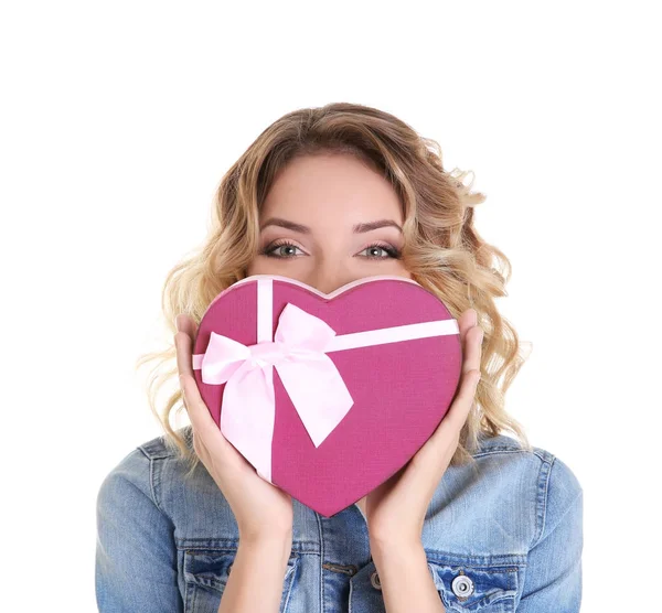 Jonge vrouw met geschenkdoos — Stockfoto