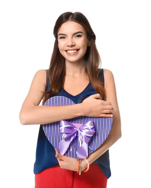 Bella giovane donna con regalo per San Valentino su sfondo bianco — Foto Stock