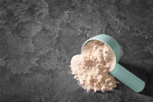 Μεζούρα με σκόνη πρωτεΐνης σε γκρίζο φόντο — Φωτογραφία Αρχείου