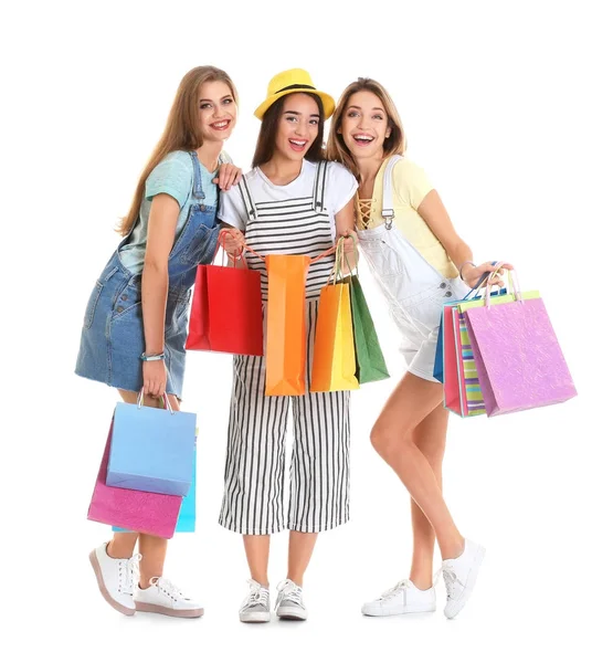 Heureuses jeunes femmes avec des sacs à provisions sur fond blanc — Photo