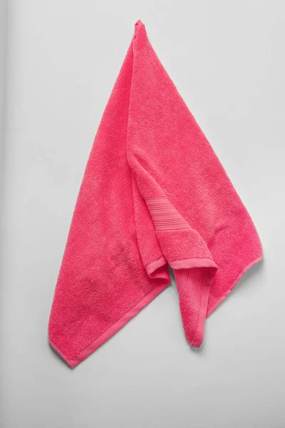 Zachte terry handdoek op lichte achtergrond — Stockfoto