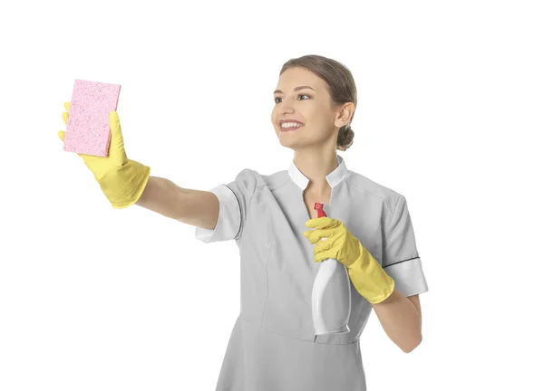Mulher com garrafa de detergente e esponja sobre fundo branco — Fotografia de Stock