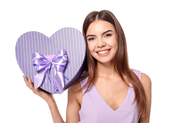 Hermosa joven con regalo para el Día de San Valentín sobre fondo blanco — Foto de Stock