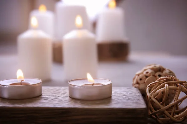 Queimar velas na mesa — Fotografia de Stock
