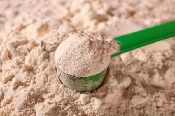 Proteinpuder mit Schaufel, Nahaufnahme — Stockfoto