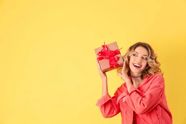 Jonge vrouw met geschenkdoos — Stockfoto