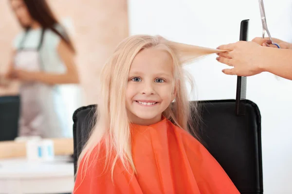 Parrucchiere femminile che lavora con la bambina nel salone, primo piano — Foto Stock