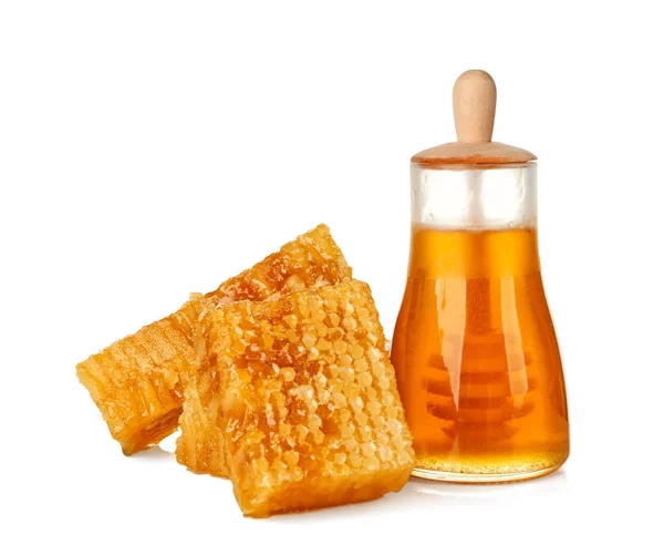 Aromatische honing in de pot en honingraten op witte achtergrond — Stockfoto