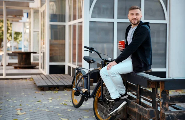 一杯のコーヒーと自転車アウトドアのハンサムな若いヒップな男 — ストック写真