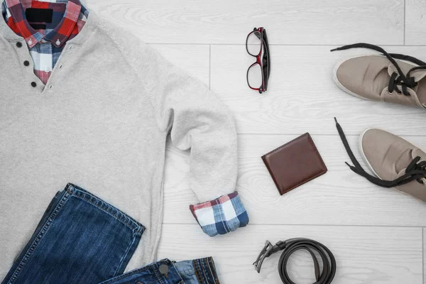 Set di vestiti e accessori hipster su sfondo chiaro, vista dall'alto — Foto Stock