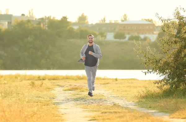 Sportig ung man kör utomhus — Stockfoto